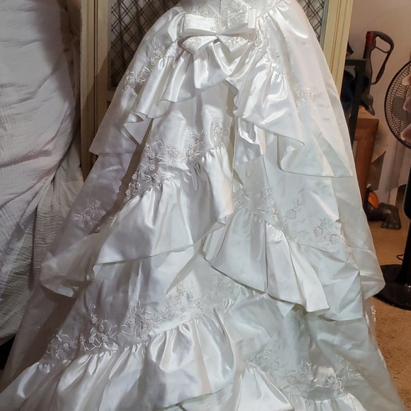 Vintage Off the shoulders Spanish Style Wedding dress - Picture 9 of 17